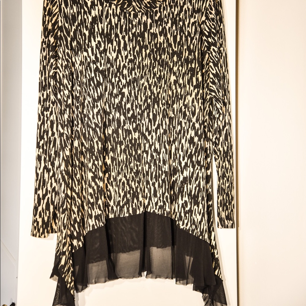 Animal Print floaty Tunic with mesh trim size pit to pit 23 inch so plus size